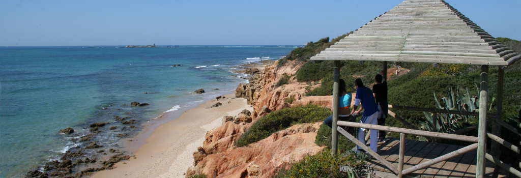 Mirador en la playa de la Barrosa, al fondo el Castillo de Sancti - Petri.