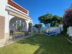 3 dormitorios,6 personas. Estupendo chalet para vacaciones de verano de 3 dormitorios en la Fuente del Gallo, zona tranquila, porche, aparcamiento, jardín. 6 personas, a 260 metros de la playa. Con Aire acondicionado y ventiladores de techo. 