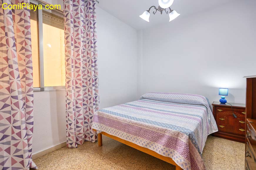 Dormitorio con 2 camas individuales.