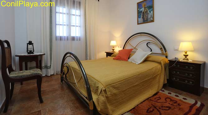 dormitorio con cama de matrimonio