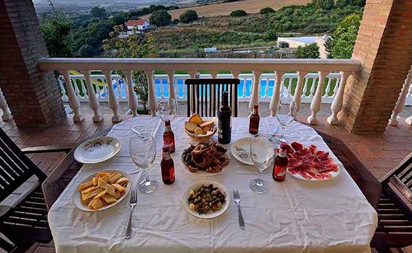 mesa en terraza para la cena