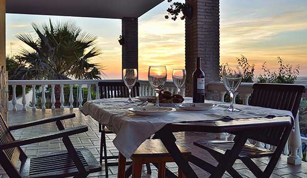 mesa de la terraza al atardecer