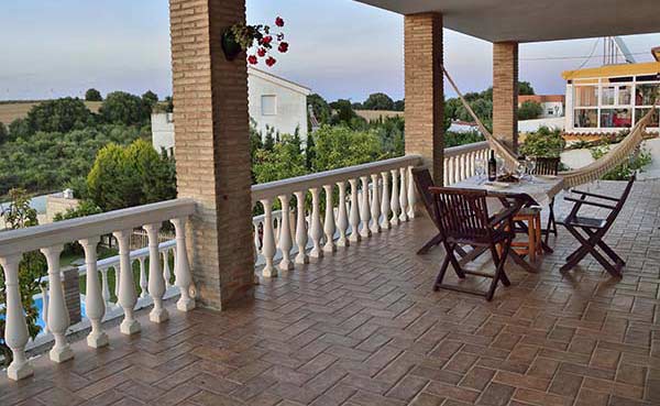 terraza con mesa y sillas