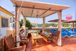 Chalet con piscina privada vallada, porche, barbacoa y aparcamiento privado en zona muy tranquila. Ideal para el descanso. capacidad para 8 personas