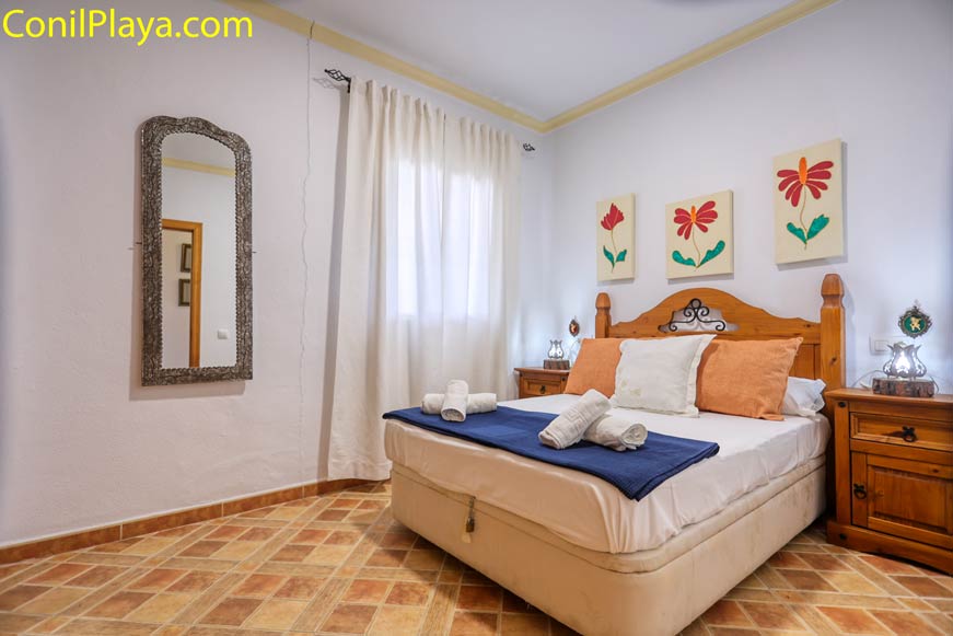 dormitorio con cama de matrimonio