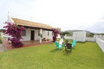 Alquiler chalet en Los Caños de Meca cerca de la playa. Frente al Faro de Trafalgar. Más cerca de Zahora que de los Caños. Consta de 3 dormitorios, salón con chimenea, 2 baños completos, uno en el dormitorio principal, porche, barbacoa.
Ver chalet con jardín en Los Caños de Meca cerca de la playa.