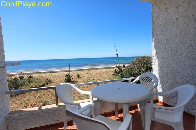 terraza con mesa y sillas