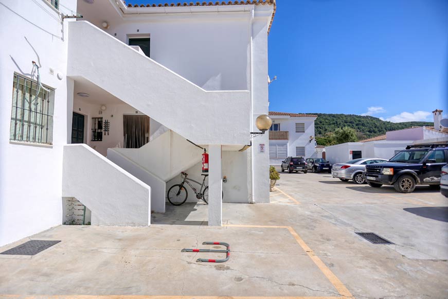 Zona de aparcamiento privado junto a la entrada del apartamento en Los Caños de Meca