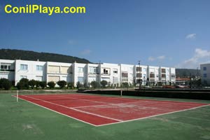 Apartamento con pista de tenis