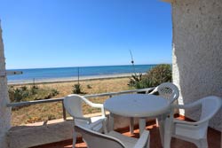 Alquiler apartamento en los Caños de Meca, urbanización privada, con piscina, a pie de playa. El apartamento en Los Caños es muy luminoso y tranquilo, tiene magníficas vistas a la playa y al Cabo de Trafalgar. Consta de 3 habitaciones. capacidad para 6 personas