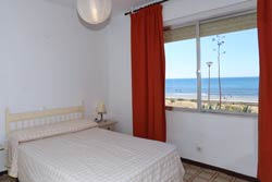 3 dormitorios,6 personas. Alquiler apartamento en los Caños de Meca, urbanización privada, con piscina, a pie de playa. El apartamento en Los Caños es muy luminoso y tranquilo, tiene magníficas vistas a la playa y al Cabo de Trafalgar. Consta de 3 habitaciones. 