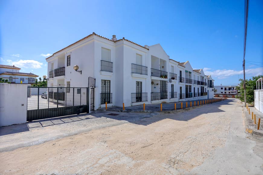 Fachada del edificio en la calle Camaleón en Los Caños de Meca