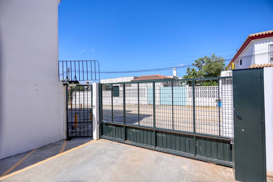 Aparcamiento exterior privado junto a vivienda visto desde el interior