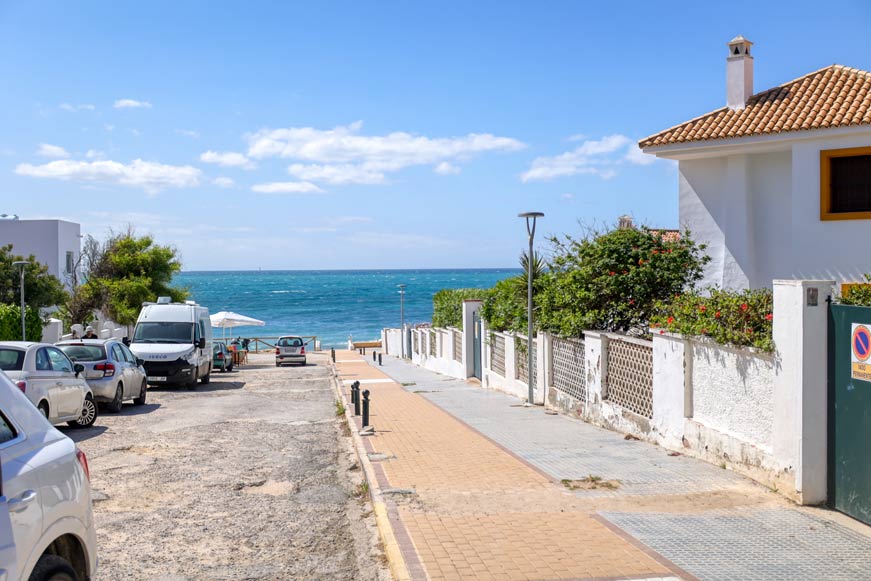 Vista de la distancia a recorrer hasta la playa desde la Avenida de Trafalgar