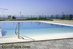 La piscina está cerca de los apartamentos.