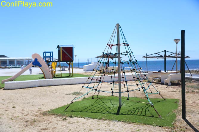 Parque infantil y zona de juegos.