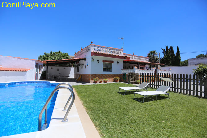 La casa tiene piscina y un amplio jardín con césped