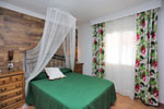 Tranquila casa con piscina privada a pocos minutos de Los Caños. Tiene porche, merendero, barbacoa, jardín con juguetes para niños, aparcamiento privado.
Casa de 2 dormitorios y capacidad para 8 personas.