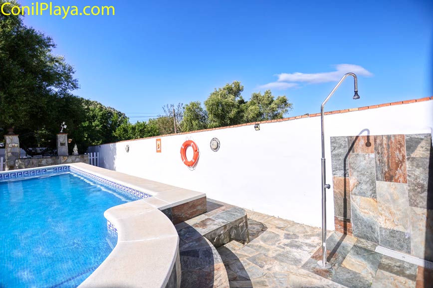 Ducha exterior junto a la piscina privada y zona de relax