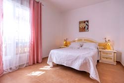 Chalet con piscina privada muy tranquilo y relajado, junto al parque natural de la Breña. Amplia parcela, barbacoa techada, porche, 3 dormitorios. Ideal para familias. capacidad para 6 personas