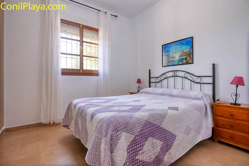 dormitorio con cama de matrimonio