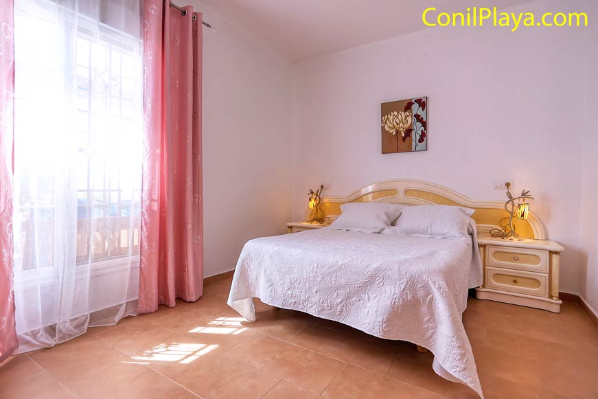 dormitorio con cama de matrimonio