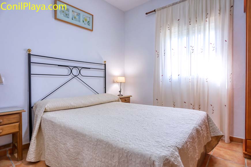 dormitorio con cama de matrimonio