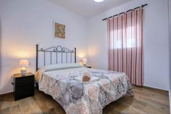 Chalet con piscina privada en zona tranquila y a pocos minutos de la playa en coche. 2 dormitorios, 4 a 6 personas, amplia parcela. Se encuentra en una parcela de unos 1000 metros cuadrados, con amplia zona de jardín con cesped.
Chalet de 2 dormitorios y capacidad para 4 + 2 personas.