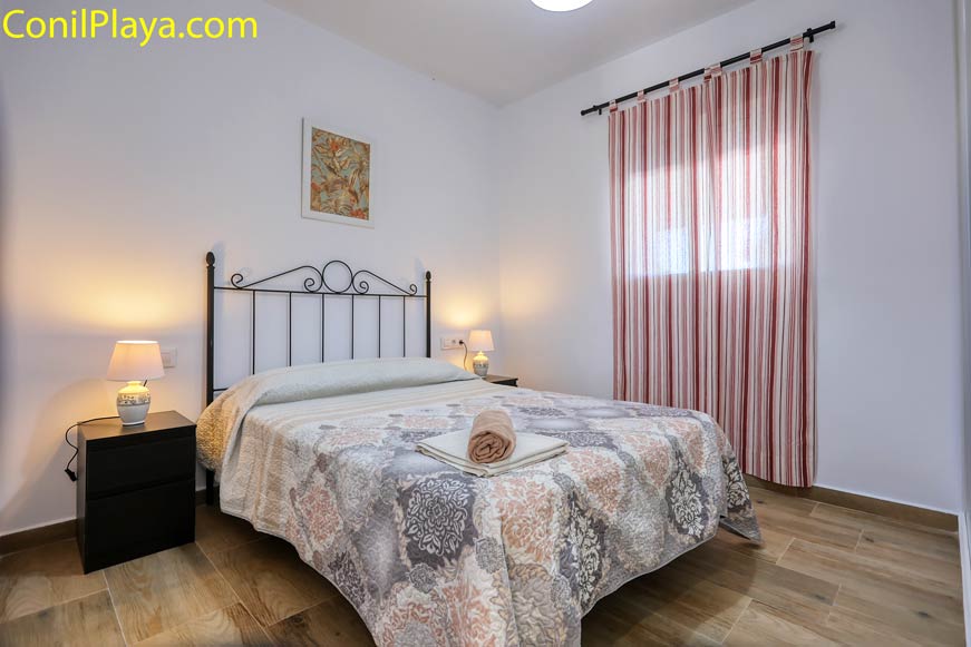 dormitorio con cama de matrimonio