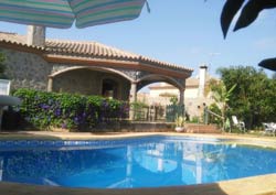 3 dormitorios,8 personas. Chalet en Chiclana con piscina privada en alquiler para vacaciones. 3 dormitorios con armarios. Zona tranquila. Dispone de plancha eléctrica para barbacoa, porche, aparcamiento techado. El jardín es muy amplio. 