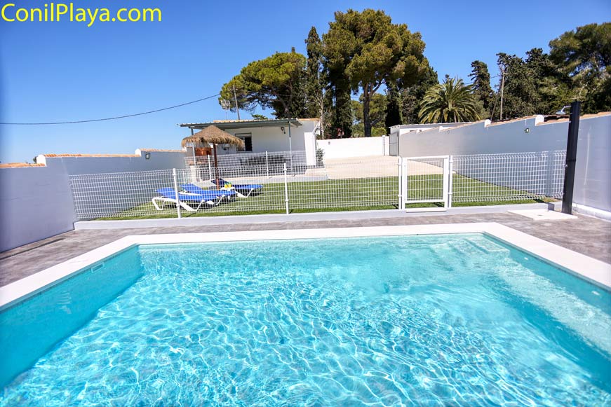casa chiclana piscina