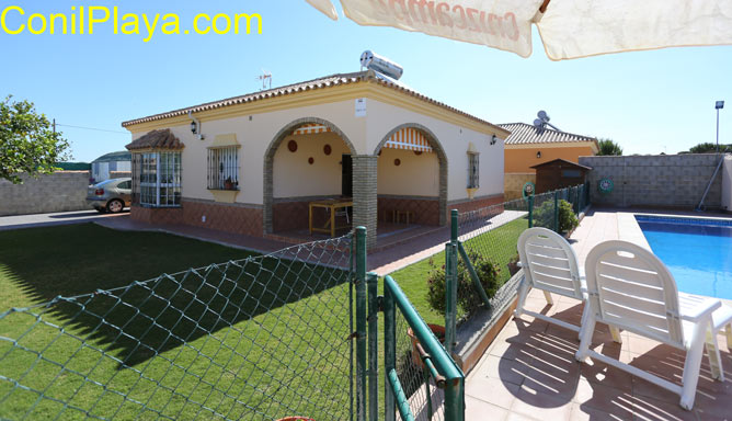 chalet, jardin y piscina