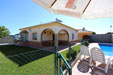Chalet en Chiclana con piscina privada, en parcela amplia y con un estupendo jardín. Cerca del Novo Sancti Petri. A pocos minutos de La Barrosa Consta de 3 dormitorios, salón - comedor con chimenea, porche, cocina, 2 cuartos de baño.
El chalet cuenta con un amplio jardin y tiene capacidad para 7 personas.