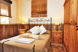 Estupendo chalet con piscina en amplia parcela en zona muy tranquila, entre Conil y Chiclana en urbanización Los Hozanejos. Cuenta con un amplio jardín, porche y barbacoa.
Chalet para 7 u 8 personas con piscina.