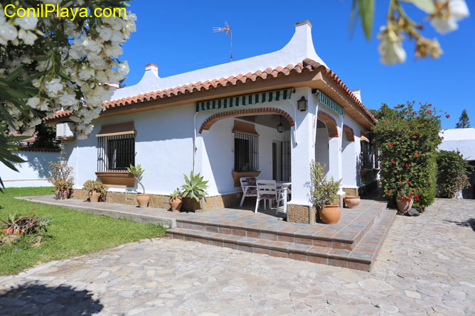 Vista general del chalet en la barrosa.