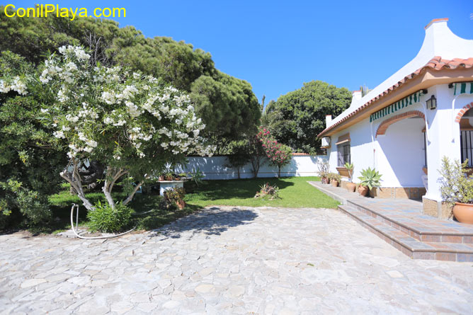 El jardín y el porche del chalet.