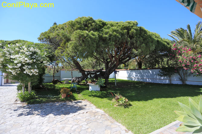 Jardín con mesa y sillas del chalet muy cerca de la playa de La Barrosa, en Chiclana.