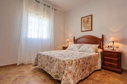 Estupendo chalet con piscina privada cerca del novo Sancti Petri y de la Barrosa. Muy tranquilo. Ideal para familias. Un dormitorio es independiente.
capacidad para 5 personas