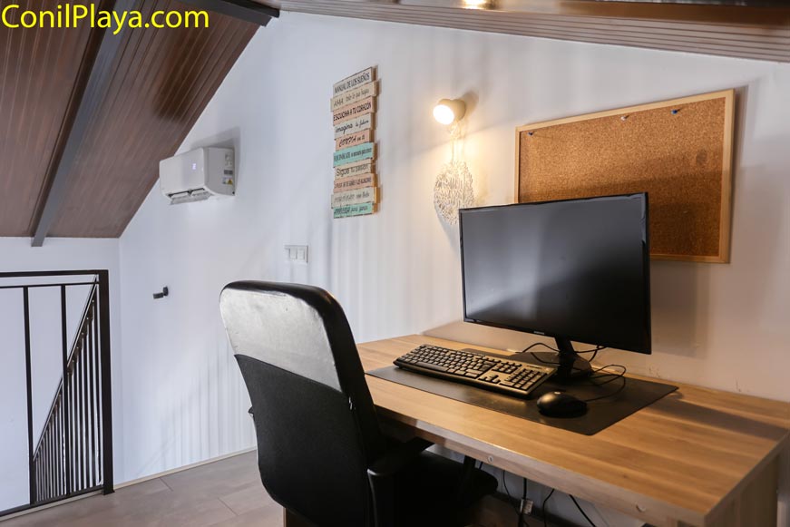 Zona de estudio con escritorio y ordenador