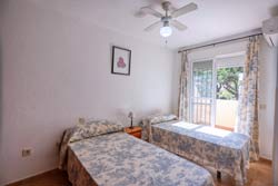 Estupendo chalet adosado situado muy cerca de la playa en una tranquila urbanización con amplios jardines y pìscina. 2 dormitorios y de 2 plantas, que dispone de salón - comedor, 1 aseo en la planta baja, 1 cuarto de baño en la planta superior.
Alquiler de chalet adosado en Chiclana, 2 dormitorios, 5 personas.