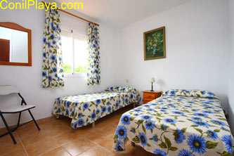 Dormitorio con 2 camas individuales.