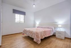 Excelente chalet de nueva construcción, con piscina privada, aire acondicionado, 2 porches. Ideal para ir andando a la playa. Todos los dormitorios disponen de armarios empotrados y 3 de ellos disponen de aire acondicionado.
alquiler chalet en Chiclana