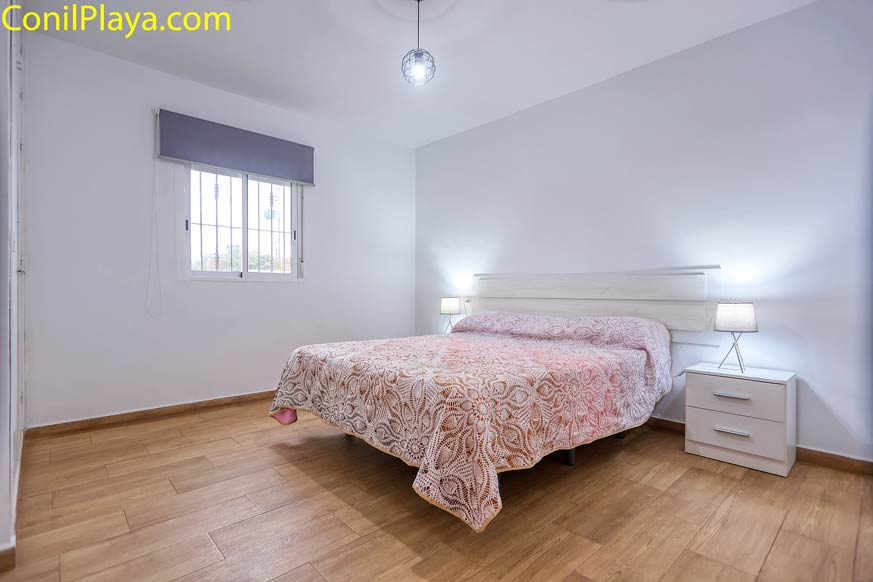 Dormitorio con cama de matrimonio