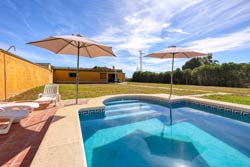 3 dormitorios,6 personas. Estupendo chalet con piscina en Chiclana de gran capacidad, con 4 camas de matrimonio, ideal para grandes familias o 2 familias, situado en un entorno muy tranquilo y relajado, en Hozanejos alto 
