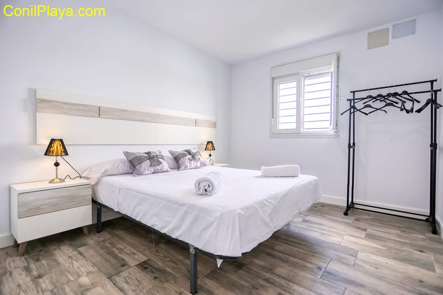 dormitorio con cama de matrimonio