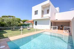 3 dormitorios,8 personas. Chalet con piscina en alquiler cerca del Novo Sancti Petri, Chiclana, zona muy tranquila y relajada. Para 6, 7 u 8 personas. 