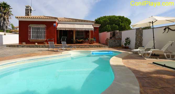 Piscina del chalet en Chiclana