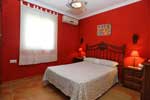 Tranquilo chalet con piscina privada situado a pocos minutos de la playa en coche. Bien comunicado. Dispone de 3 dormitorios, el de matrimonio incluye un cuarto de baño, los otros dos, disponen de dos y tres camas
3 dormitorios