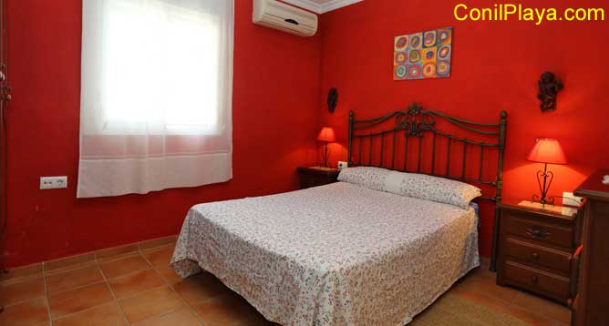 dormitorio principal con cama de matrimonio