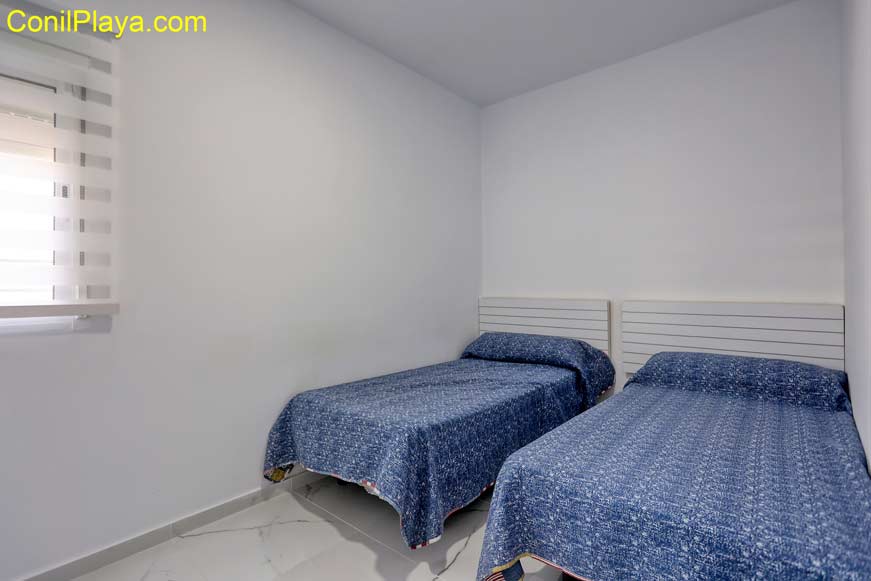 dormitorio con 2 camas individuales